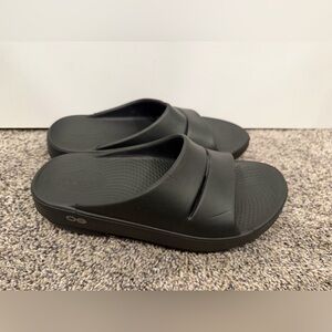 OOFOS OOahh Slide sandals in black size 6 EUC
